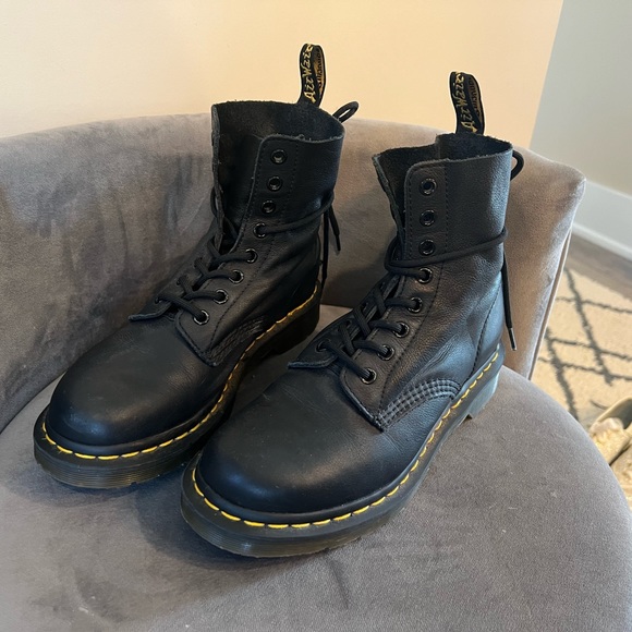 COPY - Dr. martens black 7 shoe size gently used - Picture 1 of 2